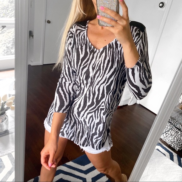 π¦ HM ZEBRA PRINT VNECK LIGHT LOOSE SWEATER! - Picture 5 of 10